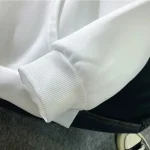 Weiße Baumwolljacke mit gerippten Bündchen, ideal für einen lässigen oder sportlichen Stil. Für optimalen Komfort entworfen, perfekt für alle Jahreszeiten.