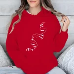 Roter Kapuzenpullover mit weißem DNA-Muster, perfekt für Wissenschafts- und Biologieliebhaber. Bequem und trendig, ideal um Ihre Leidenschaft für Genetik zu zeigen.