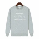 Hellgraue Jacke mit elektrischen Motiven und humorvollem Text über das Verständnis von Stromkreisen.