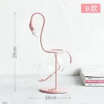 Dekoratives Flamingo-Statue aus Metall, ideal für Wohn- oder Garten Dekorationen, mit einer Höhe von 28 cm und einer Breite von 16 cm, bringt einen Hauch von Exotik in jeden Raum.