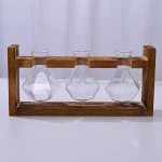 Drei chemische Reagenzgläser in einem Holzrahmen, ideal für wissenschaftliche Experimente und Dekoration.
