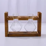 Zwei leere Glasflaschen in einem Holzrahmen, ideal für wissenschaftliche Experimente oder Dekoration.