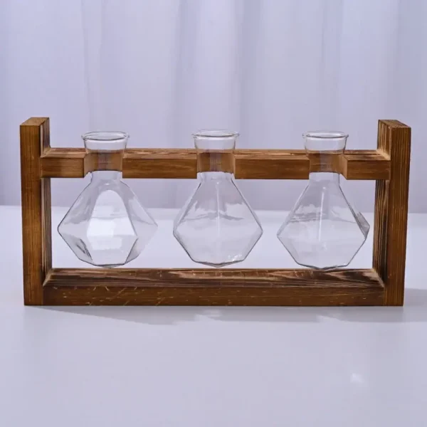 Drei chemische Reagenzgläser in einem Holzrahmen, ideal für wissenschaftliche Experimente und Dekoration.
