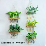 Dekorative Pflanzenwand aus Holz und Jute mit verschiedenen grünen Pflanzen, ideal für Innenräume, um Natur und Frische zu Hause zu bringen.