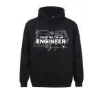 Schwarzer Hoodie mit Aufdruck "Trust me, I'm an Engineer" und wissenschaftlichen Symbolen, ideal für Technik- und Ingenieurbegeisterte.