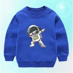 Kinderkleidung mit Astronautenmuster im Raumanzug.