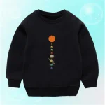 Schwarze Kinderkleidung mit Motiv der Planeten des Sonnensystems, die vertikal ausgerichtet sind, und verschiedene Planeten unserer Galaxie darstellen, ideal für Astronomie- und Wissenschaftsbegeisterte.