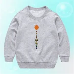 Graues Sweatshirt mit einem Design des Sonnensystems, das die Planeten in einer vertikalen Anordnung zeigt. Perfekt für Wissenschafts- und Astronomie-Enthusiasten.