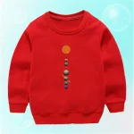 Rotes Kinderkleidungsstück mit Motiv der Planeten des Sonnensystems, die vertikal auf der Vorderseite ausgerichtet sind. Bequem und ideal für Astronomiebegeisterte oder als lehrreiches Geschenk.