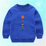 Blaues Kinder-Sweatshirt mit planetarischem Motiv, das die Sonne und die Planeten des Sonnensystems darstellt.