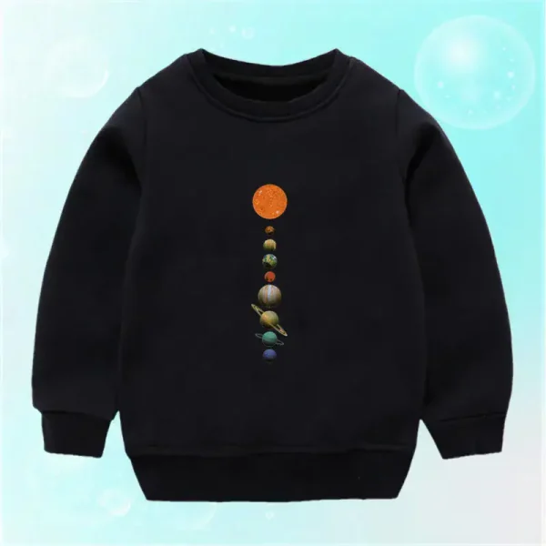 Schwarze Kinderkleidung mit Motiv der Planeten des Sonnensystems, die vertikal ausgerichtet sind, und verschiedene Planeten unserer Galaxie darstellen, ideal für Astronomie- und Wissenschaftsbegeisterte.