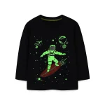 Schwarzes Sweatshirt mit Illustration eines Kindes im Raumanzug auf einem Surfbrett im Weltraum, umgeben von Planeten, Sternen und Meteoriten.
