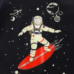 Illustration eines Astronauten im Raumanzug auf einem Surfbrett im Weltraum, mit Planeten und Sternen im Hintergrund, ideal für wissenschaftliche Dekoration.