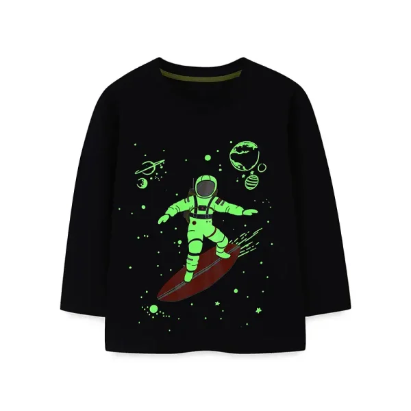 Schwarzes Sweatshirt mit Illustration eines Kindes im Raumanzug auf einem Surfbrett im Weltraum, umgeben von Planeten, Sternen und Meteoriten.