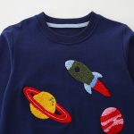 Kinderpullover mit gesticktem Raketen- und Planetenmotiv.