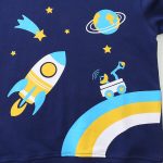 Kinderpaneel mit Weltraummotiv, Rakete, Planet und bunten Sternen.