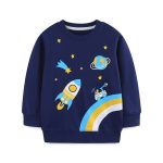 Kinderkleidung mit Weltraummotiv, Rakete, Planet und Regenbogen. Ideal für kleine Astronomie- und Weltraumforschungsbegeisterte.