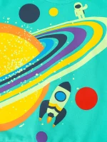 Kinderkleidung mit Weltraummotiv, einschließlich Astronaut, Rakete und bunten Planeten, perfekt für Astronomie- und Wissenschaftsbegeisterte.