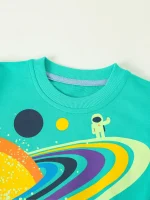 Hellblaues Kinder-T-Shirt mit Weltraum-Design, Astronaut und Planeten, ideal für Weltraumfans und Science-Gadgets-Liebhaber.