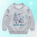 Graues Kinder-Sweatshirt mit Raketen- und Planetenillustration, ideal für Weltraum- und Wissenschaftsbegeisterte.
