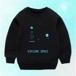 Schwarzer Kapuzenpullover mit leuchtenden Planeten- und Sternenmotiven, perfekt für junge Astronomie- und Weltraumforschungsbegeisterte.