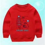 Rote Kinderjacke mit Raketen-, Planeten- und Sternendesign, das die Weltraumforschung evoziert, ideal für junge Astronomie- und Wissenschaftsbegeisterte.