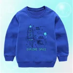 Blaues Kinderpullover mit Weltraum-Design, Rakete, Planeten und Sternen, ideal für kleine Astronauten und Weltraumfans.