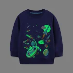 Dunkelblauer Kinderpullover mit leuchtendem Weltraum-Design, inklusive Planeten, Raketen und Sternen, ideal für kleine Astronomen und Wissenschaftsbegeisterte.