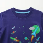 Kinderkleidung mit Weltraumdesign, Raketen, Planeten und Sternen, perfekt für Astronomie- und Wissenschaftsbegeisterte.