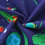 Baumwollstoff mit Planeten-, Sternen- und Weltraumelementen auf dunkelblauem Hintergrund, ideal für Dekoration oder die Herstellung thematischer wissenschaftlicher Kleidung.