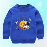 Blaues Kinder-Sweatshirt mit Weltraum-Motiv, Astronaut, Rakete und Planeten, ideal für Science-Fan-Kinder.