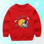 Roter Kinderpullover mit Weltraummotiv, Astronaut, Mond, Rakete und Musiknoten, ideal für kleine Weltraumfans.