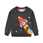 Kinderpullover mit Raketen-Design, aus weichem Stoff, ideal für den Alltag, mit buntem Weltraum-Motiv, perfekt für kleine Astronauten und Wissenschaftsbegeisterte.