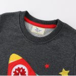 Dunkelgraues Kinder-T-Shirt mit buntem Weltraum-Design, Rakete und Sternen, ideal für Science-Fans und junge Astronauten.