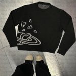 Strickpullover mit Planeten- und Weltraumschrottmuster, inspiriert vom kosmischen Universum. Perfekt für Wissenschafts- und Astronomieliebhaber, verbindet Stil und Leidenschaft für den Weltraum.