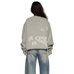 Graue Oversize-Jacke mit Sternen- und Galaxiemotiven in Weiß, lässiger Stil, Rückansicht.