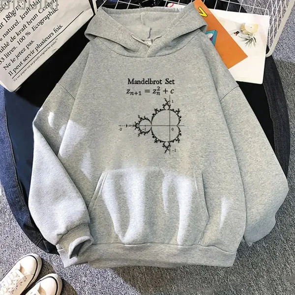 Kapuzenjacke mit Mandelbrot-Mengen-Muster, einem ikonischen Symbol der Fraktale in der Mathematik, ideal für Wissenschafts- und Geek-Dekorationsliebhaber.
