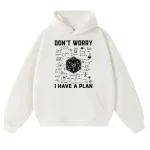 Weißer Hoodie mit wissenschaftlichen Formeln und D20-Würfel, Aufdruck "Don't Worry, I Have a Plan" – ideal für Science-Fans und Nerds.