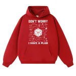 Roter Hoodie mit wissenschaftlichen Formeln und einem Würfel, der die Botschaft "Don't Worry, I Have a Plan" trägt, ideal für Wissenschafts- und Nerd-Mode.