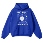 Blaues Hoodie mit wissenschaftlichen Formeln und einem 20-seitigen Würfel, mit dem Text "Don't Worry, I Have a Plan" für Science-Fans.