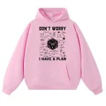 Bequemer pinker Hoodie mit wissenschaftlichen Formeln und einem 20-seitigen Würfel, der den Spruch "Don't Worry, I Have a Plan" zeigt, ideal für Science-Fans und Studenten.
