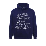 Kapuzenpullover mit Illustrationen von Gleichungen und mathematischen Grafiken.