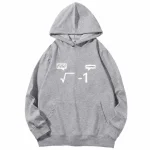 Grauer Kapuzenpullover mit mathematischem Symbol und Zitaten über die Komplexität von Gleichungen.