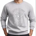 Graues Sweatshirt mit Atom-Design und Spruch "Never Trust An Atom They Make Up Everything" für Wissenschafts- und Physikliebhaber.
