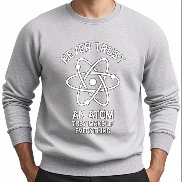 Graues Sweatshirt mit Atom-Design und Spruch "Never Trust An Atom They Make Up Everything" für Wissenschafts- und Physikliebhaber.