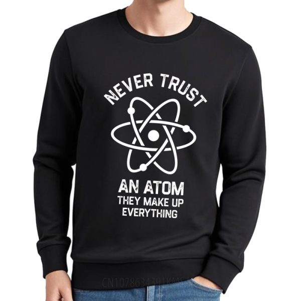 Schwarzes Sweatshirt mit weißem Atom-Design und dem Text "Never Trust An Atom They Make Up Everything" für Wissenschafts- und Chemie-Enthusiasten.