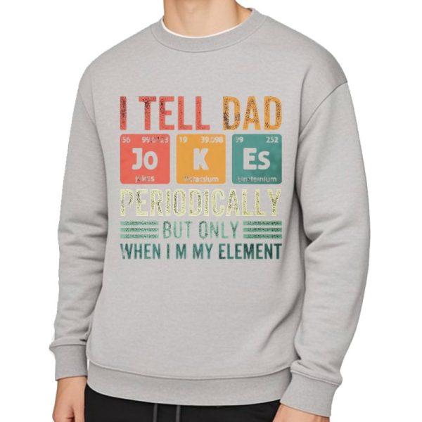 Bequemer grauer Pullover mit wissenschaftlichem Periodensystem-Motiv, das humorvoll den Satz "I tell dad periodically but only when I am my element" zeigt, ideal für Wissenschafts- und Chemie-Enthusia.