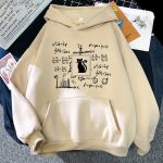 Bequemer Kapuzenpullover mit wissenschaftlichen Formeln und einem Katzensymbol in der Mitte, ideal für Wissenschafts- und Technikliebhaber.