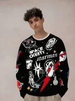 Ein Junge trägt einen Pullover mit Weltraummotiven, Planeten, Astronauten und kosmischen Themen, der die von Wissenschaft und Universum inspirierte Mode illustriert.