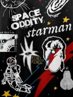 Dekorativer Teppich mit Astronauten-, Alien- und kosmischen Elementen für eine originelle und spielerische Dekoration.